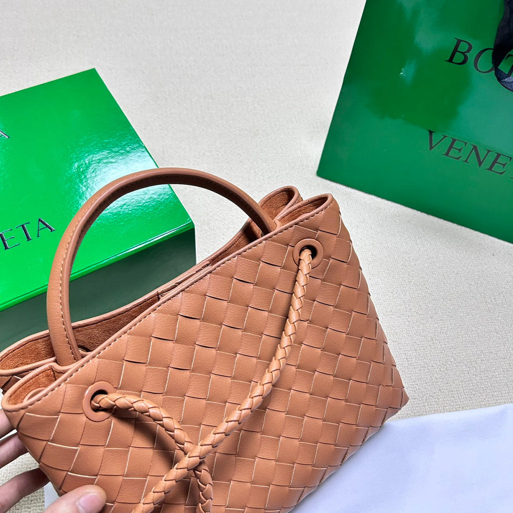 BOTTEGA VENETA SMALL ANDIAMO 25CM GOLD LAMBSKIN
