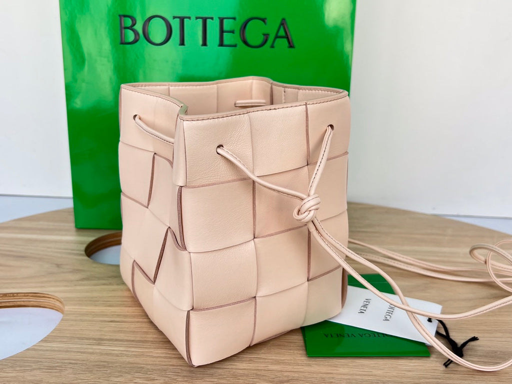 BOTTEGA VENETA SMALL CASSETTE BUCKET 18 IN LIGHT PINK CALFSKIN