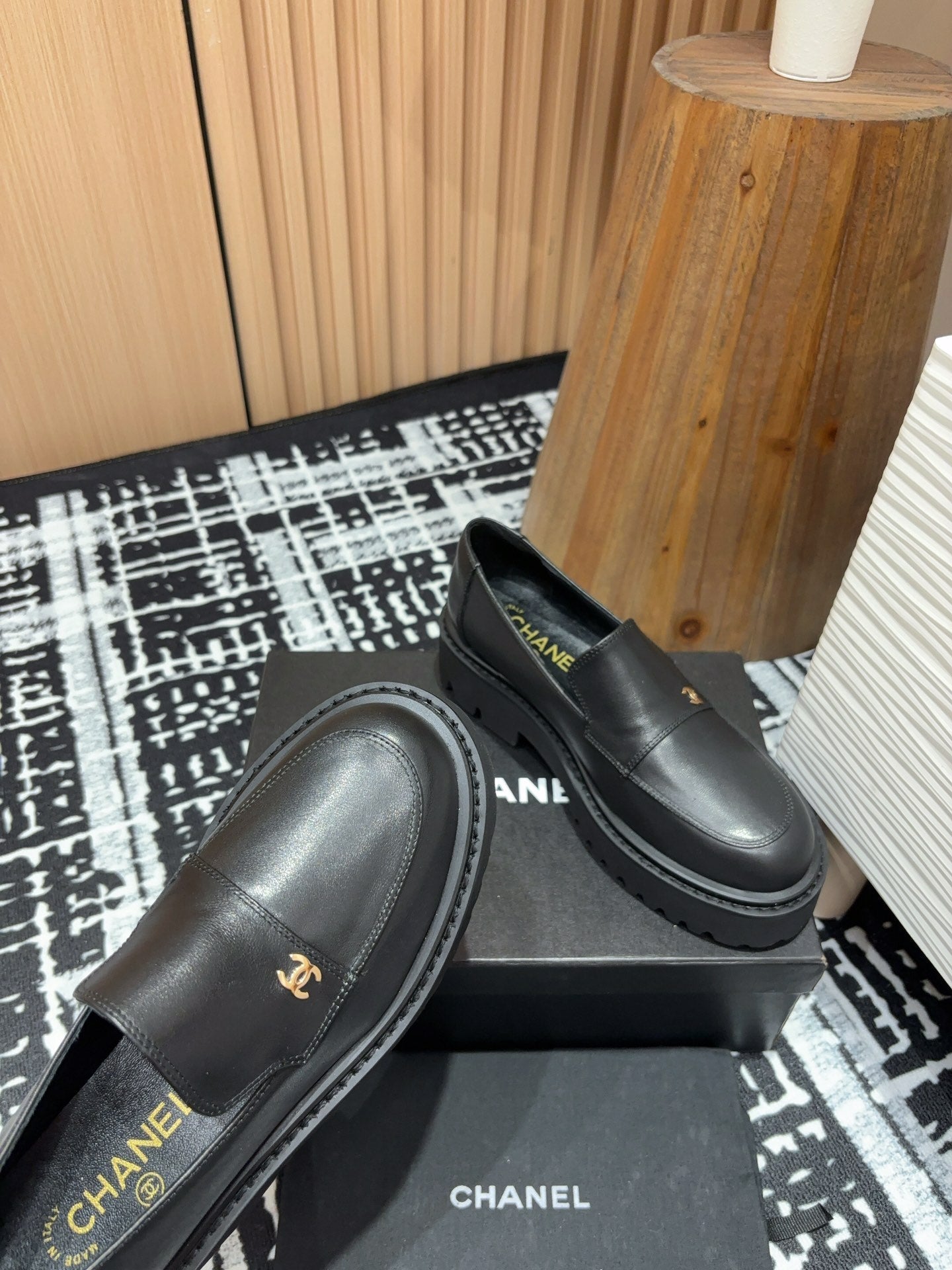 CHANEL MOASINS IN BLACK CALFSKIN