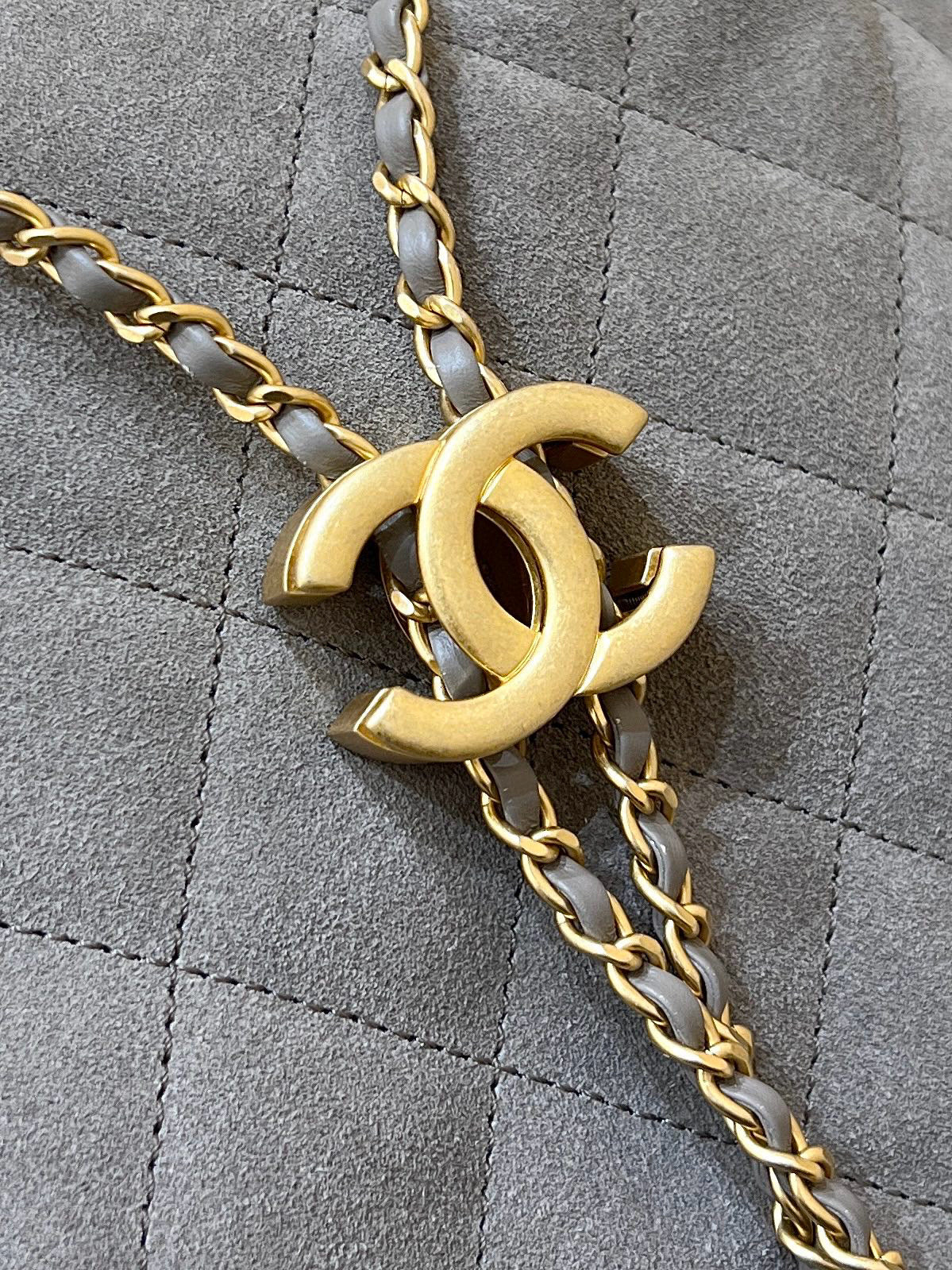 CHANEL 25 HANDBAG IN GRAY 40 SUEDE CALFSKIN GOLD HARDWARE