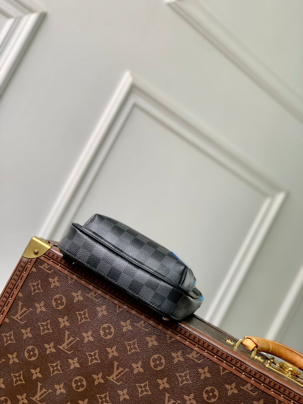 LOUIS VUITTON AVENUE SLINGBAG 31 IN BLACK AND GREY DAMIER GRAPHITA CANVAS CALFSKIN