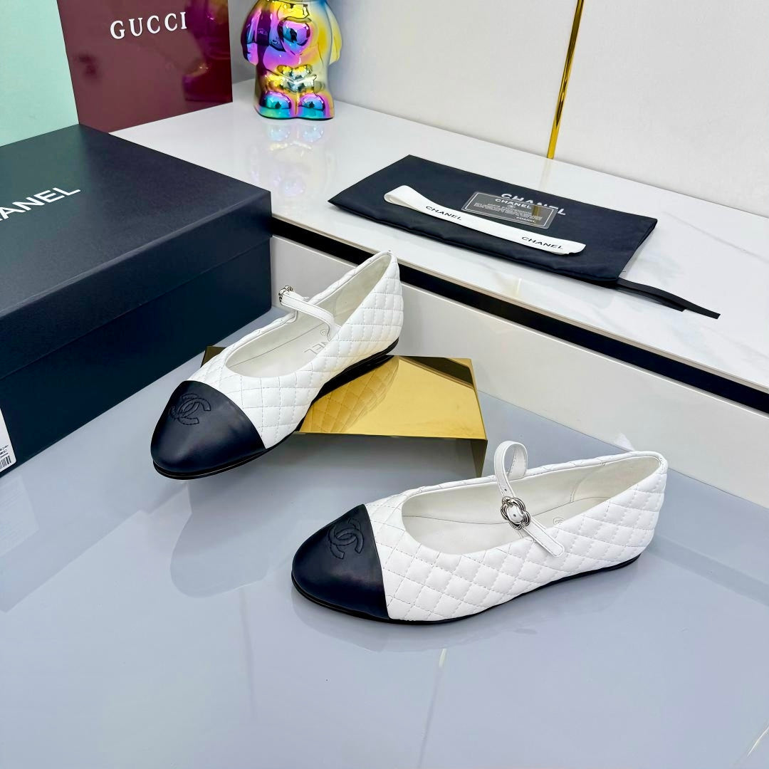 CHANEL MARY JANE FLAT 25S IN WHITE LAMBSKIN EMBOSSED LOGO