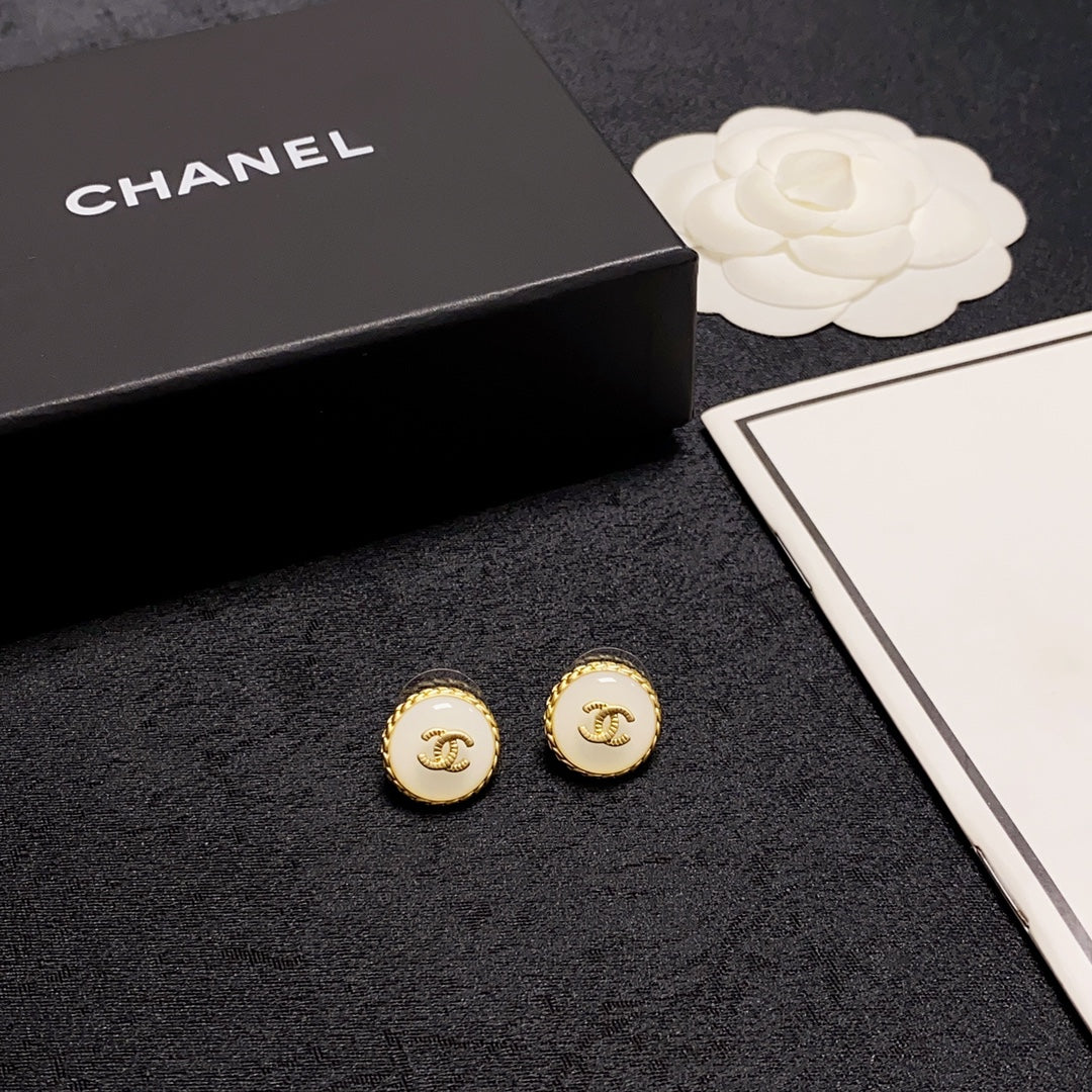 18K  Chanel Pearl Vintage Earrings