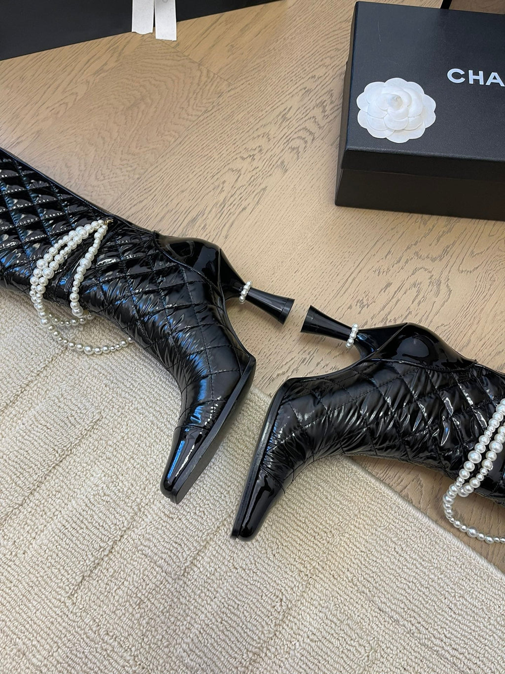 CHANEL KNEE HIGH BOOTS 8 CM IN BLACK CALFSKIN WITH PEARL CHAIN