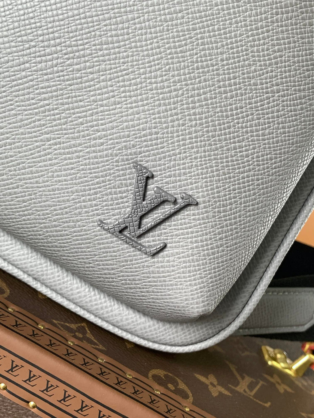 LOUIS VUITTON AVENUE SLINGBAG 31 IN GREY TAIGA LEATHER