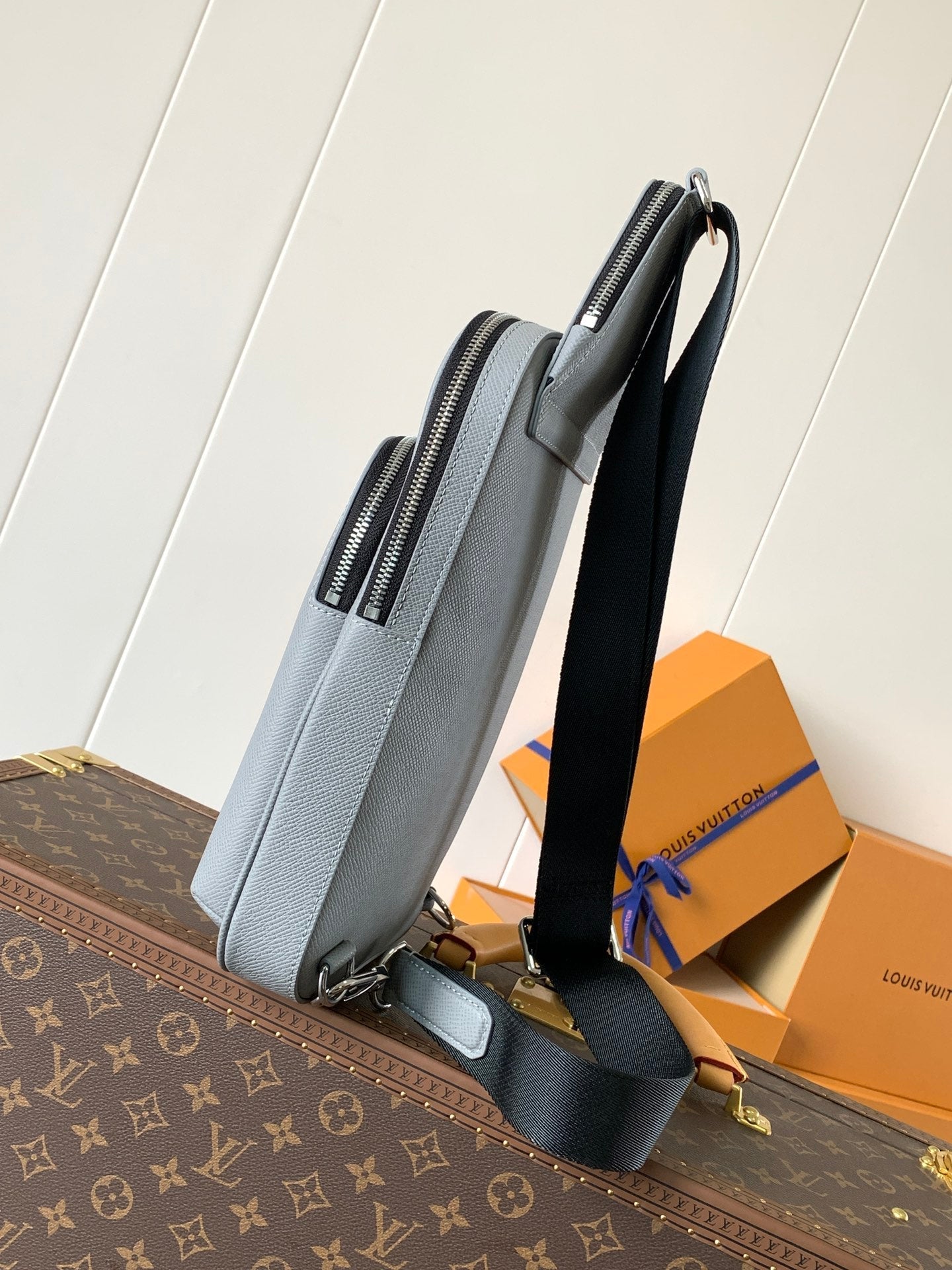 LOUIS VUITTON AVENUE SLINGBAG 31 IN GREY TAIGA LEATHER
