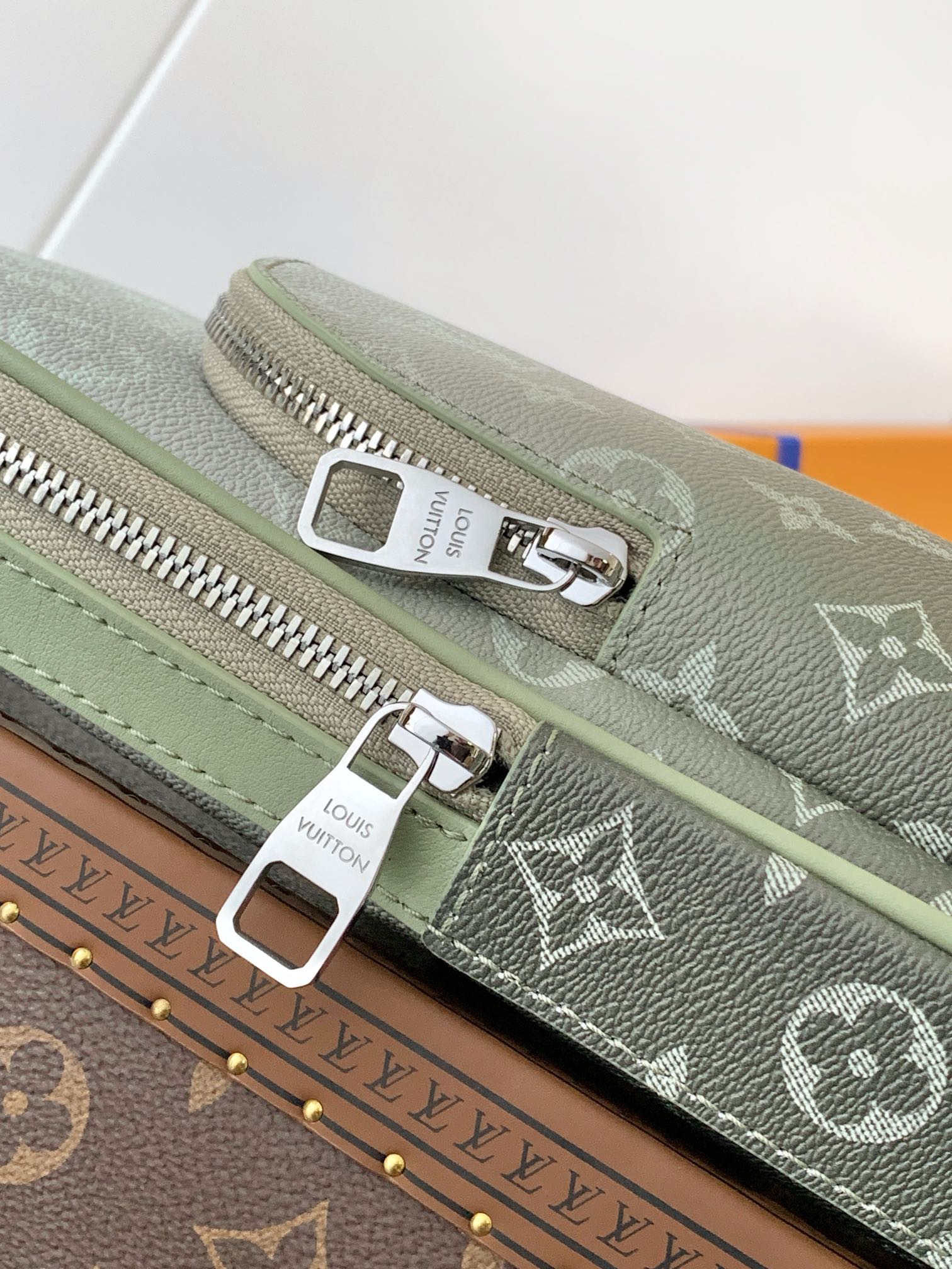 LOUIS VUITTON AVENUE SLINGBAG 31 IN WHITE AND BLACK OMBRE MONOGRAM CANVAS