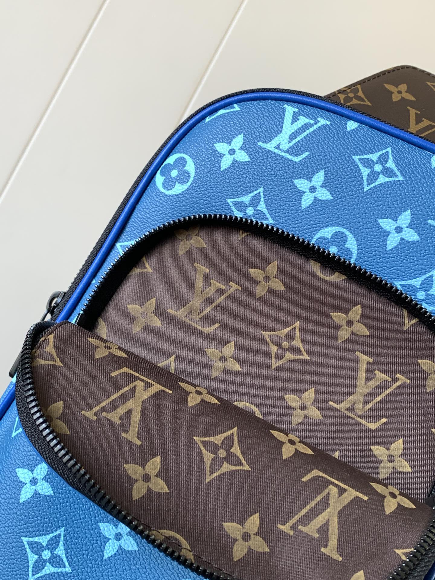 LOUIS VUITTON AVENUE SLINGBAG 31 IN BLUE AND BROWN TAIGA LEATHER