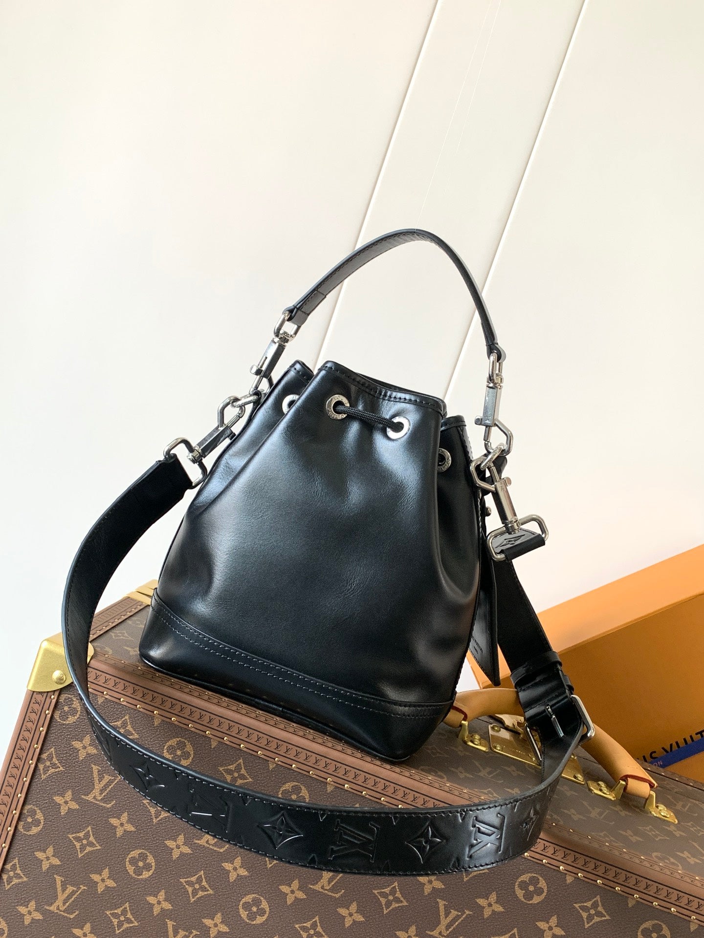 LOUIS VUITTON LV 25S NOÉ CARGO 24 IN BLACK GLOSSY CALFSKIN SILVER HARDWARE