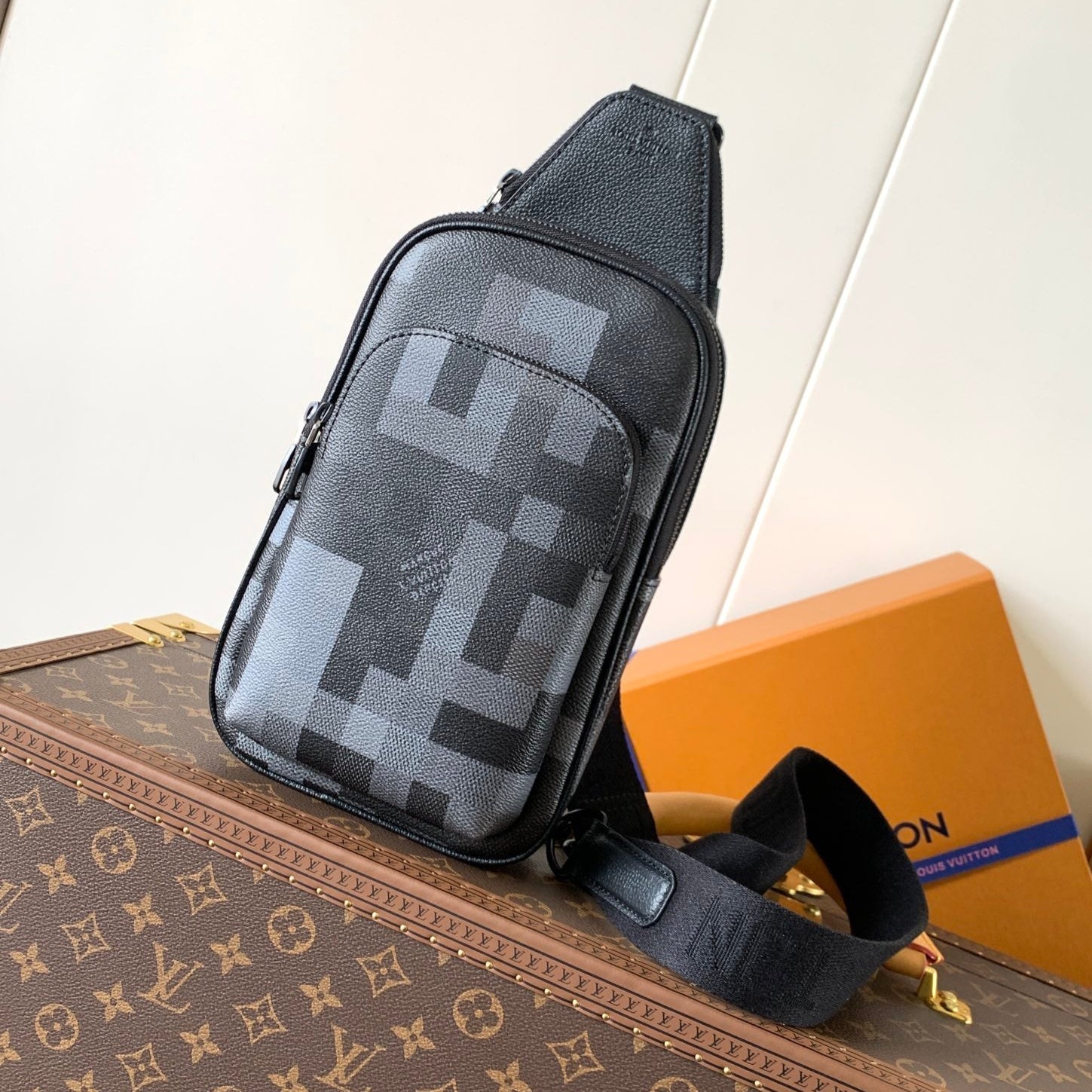 LOUIS VUITTON AVENUE 31 IN BLACK CANVAS CALFSKIN
