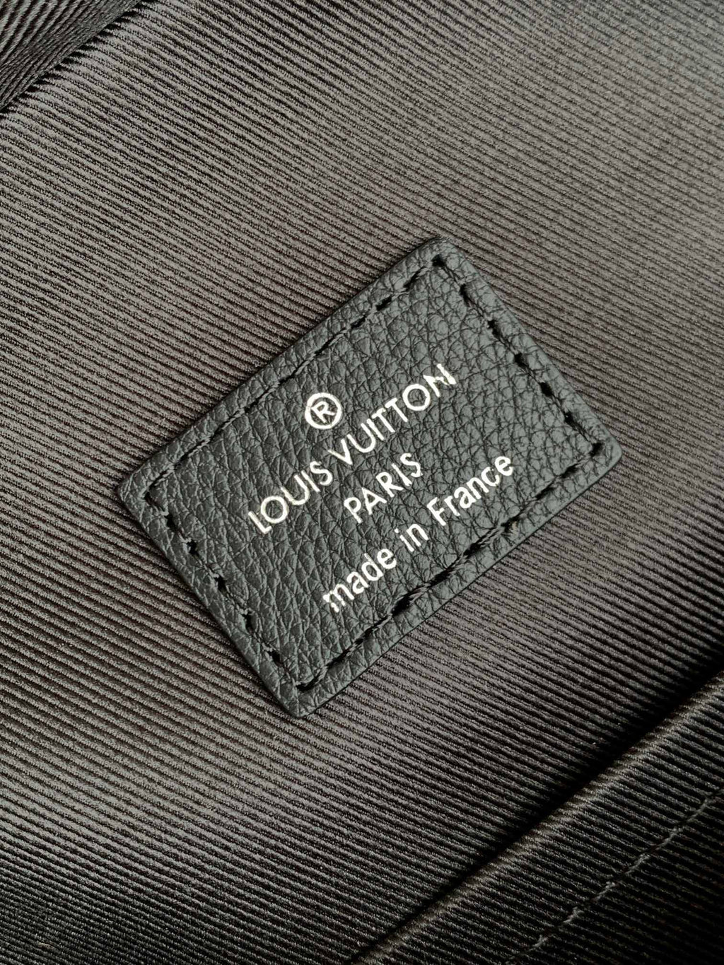 LOUIS VUITTON AVENUE 31 IN BLACK CANVAS CALFSKIN