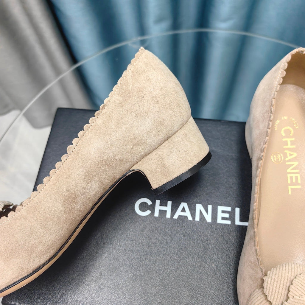 CHANEL MEDIUM HEELS IN TAN BEIGE SUEDE AND BLACK CALFSKIN WITH FLOWER