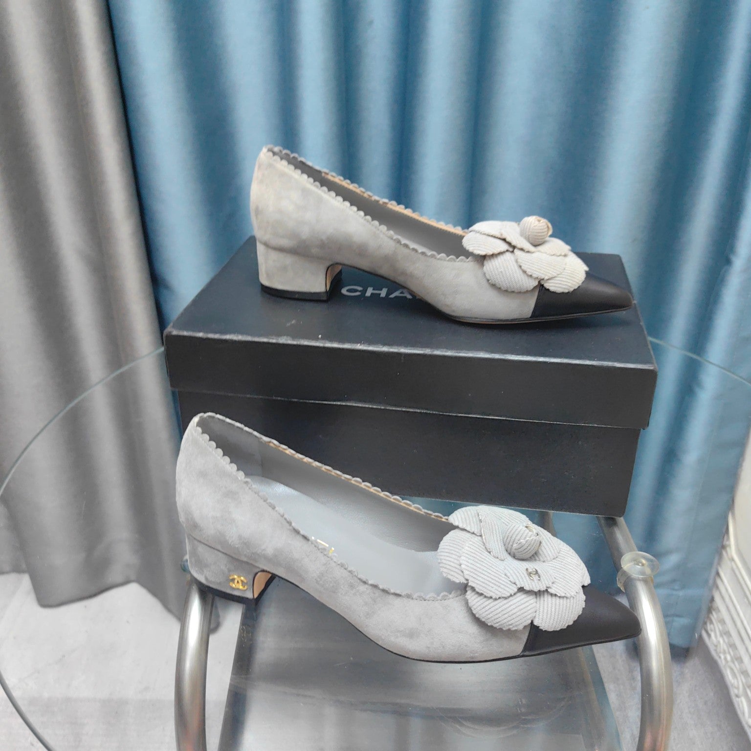 CHANEL MEDIUM HEELS IN SPANISH GRAY SUEDE AND BLACK CALFSKIN WITH FLOWER