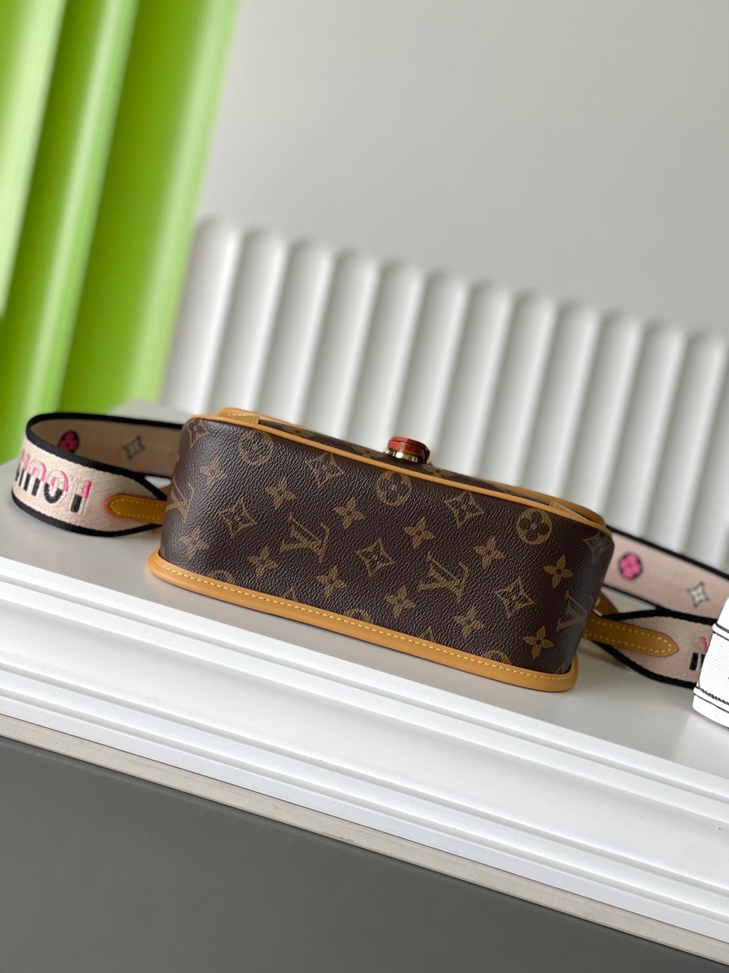 LOUIS VUITTON DIANE 25 IN BROWN MONOGRAM CANVAS TANNED COWHIDE