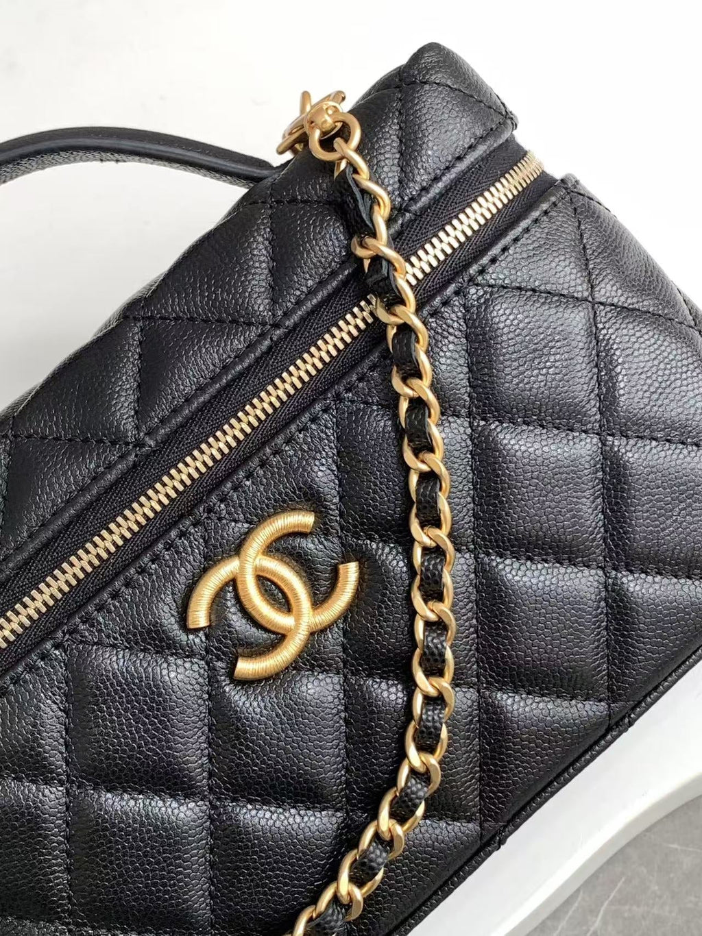 CHANEL VANITY CASE 19 IN BLACK GRAINED CALFSKIN GOLD HARDWARE